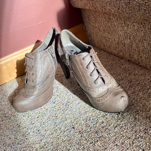 NWOT Brown Oxford Pumps by Guess size 6 Lace up Heel Work Party Classy - Picture 4 of 9